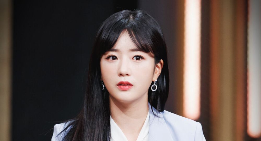 Image for Apink’s Yoon Bomi playfully reveals she’s dealing with hair loss and seriously thinking about a hair transplant