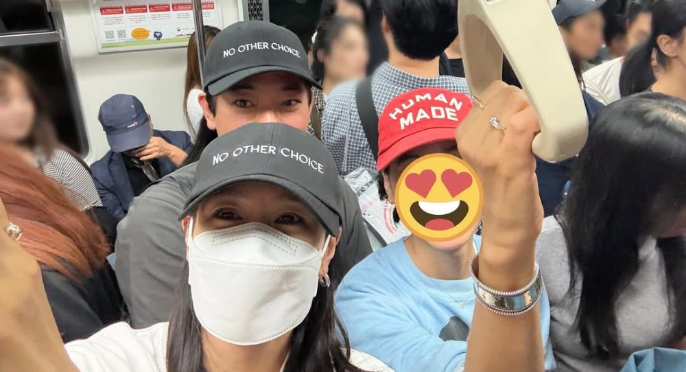Son Ye Jin proves her natural charm with a bright smile as she takes the subway like everyone else after work