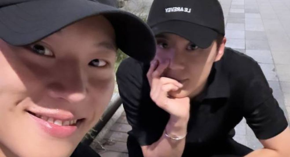 Kim Junsu posts rare photo with Kim Sung Cheol from Haeundae Beach, fans shower them with love