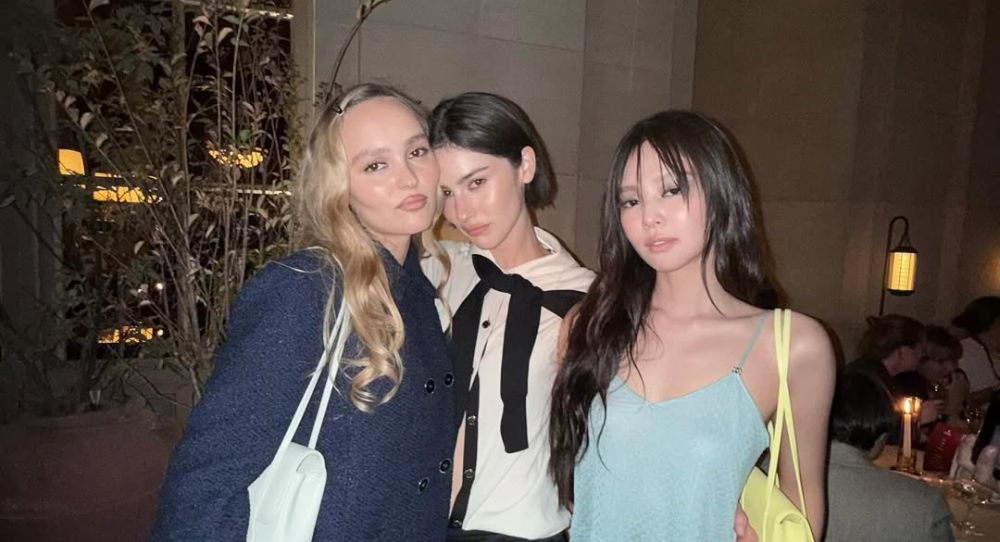 BLACKPINK’s Jennie turns heads in a stunning blue slip dress at Paris Fashion Week, poses closely with Johnny Depp’s daughter