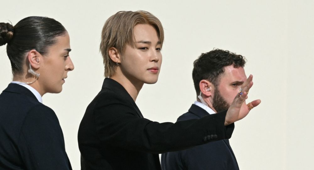 BTS’s Jimin steals the spotlight at Paris Fashion Week as global media call him “the source of a phenomenon beyond music”