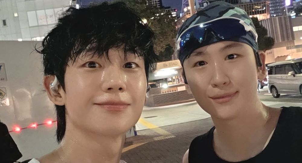 Jung Hae In melts hearts as he goes on a late-night run with his good-looking younger brother Jung Hae Jun