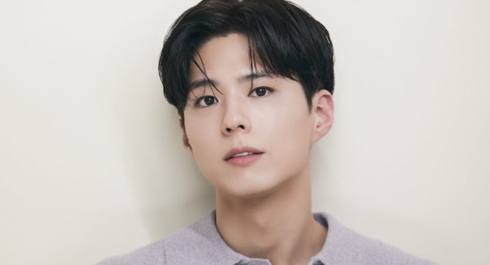 Park Bo Gum praised again for his warm personality after staff reveals “he ran from afar just to greet me first”
