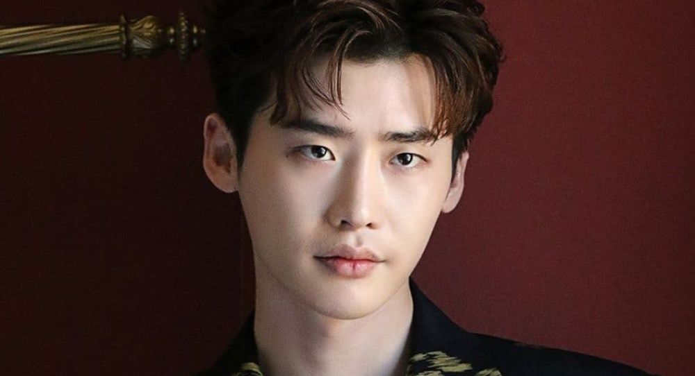 Lee Jong Suk surprises “The Remarried Empress” team with luxury hotel meal vouchers and a heartfelt letter