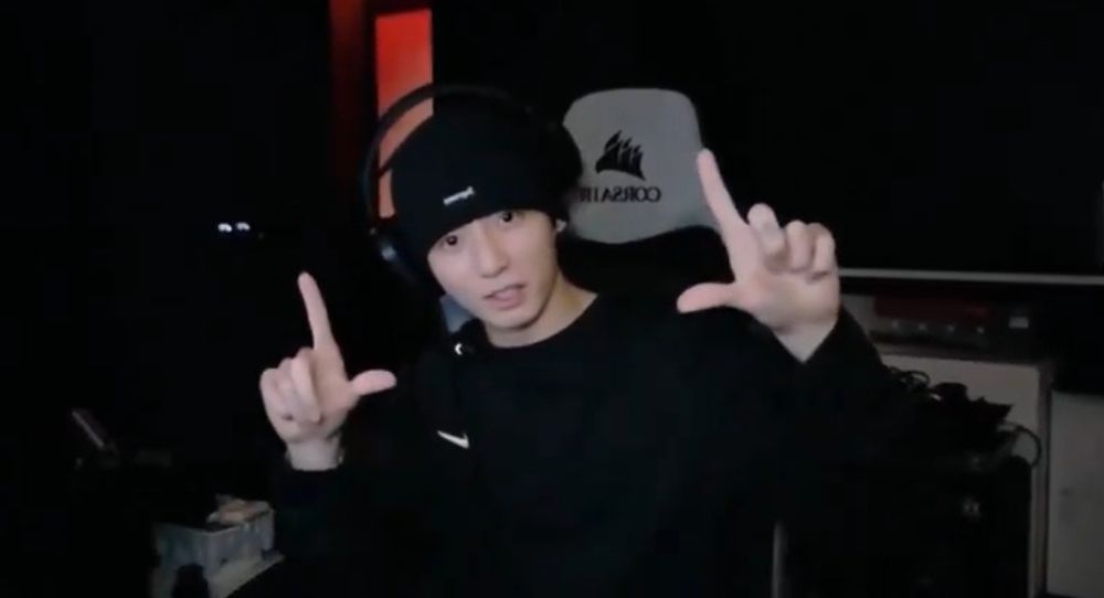 “Jungkook oppa” trends worldwide after BTS&#039; Jungkook teases fans with a new live broadcast plan and sweet message on Weverse