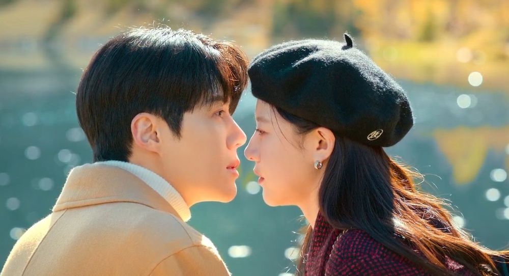 Go Youn Jung and Kim Seon Ho dominate buzz charts again as “Can This Love Be Translated?” stays No. 1 for three straight weeks while “Undercover Miss Hong” rises to No. 2
