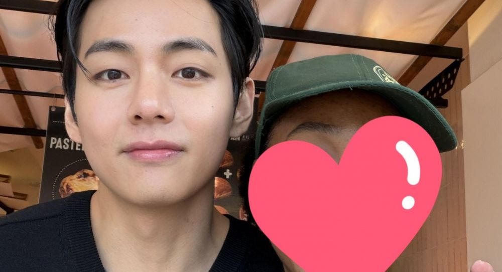 BTS’s V melts hearts as he quietly thanks a fan of 9 years in Portugal and shares a warm two shot saying “Hello, thank you”