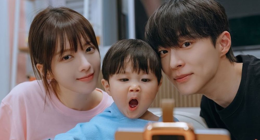 Image for Bae In Hyuk and Roh Jeong Eui’s “Our Universe” rises to No. 1 in 142 countries as viewers fall for the adorable Woo Joo family chemistry